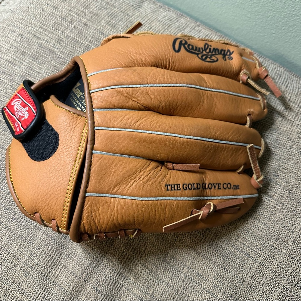 Right Handed Rawlings Brown Leather Baseball Glove - Picture 2 of 5